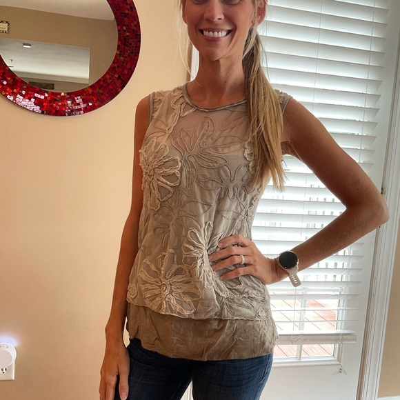 Alta Tensione Tops - $13 ❌ SEND OFFER ❌ Tensione In Mesh / Floral Overlay Dressy Tank